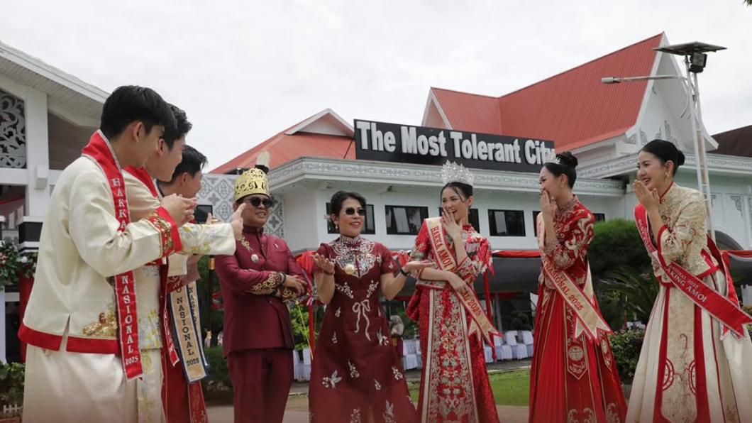 Wali Kota Singkawang Tjhai Chui Mie memberikan sambutan pada acara Gebyar Peringatan Hari Jadi ke-24 Pemerintah Kota Singkawang. (Dok. Instagram/@prokopimsingkawang)