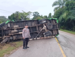 Truk Semen Tumbang di Parindu Usai Tabrakan dengan Mobil, 2 Luka Ringan
