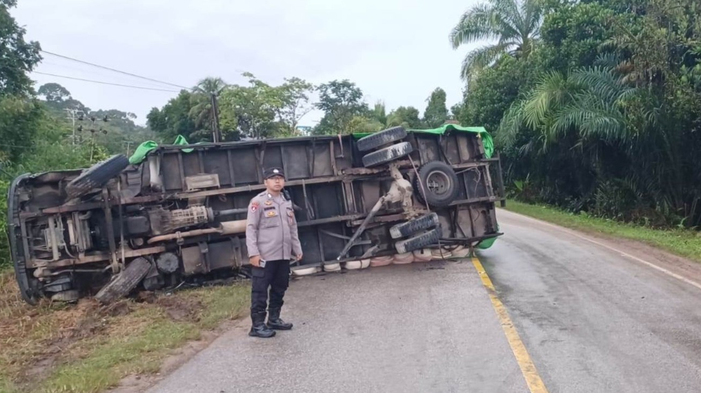 Sebuah truk bermuatan semen tumbang di jalan raya Parindu, Sanggau, setelah bertabrakan dengan mobil pribadi. Insiden ini menyebabkan dua orang luka ringan. (Dok. Polres Sanggau)