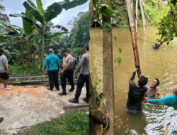 Polsek Sekayam dan Warga Gotong Royong Perbaiki Jembatan Rusak di Sungai Pos