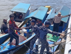 Dukung Ketahanan Pangan, Kodaeral XII Salurkan Sembako untuk Nelayan di Laut