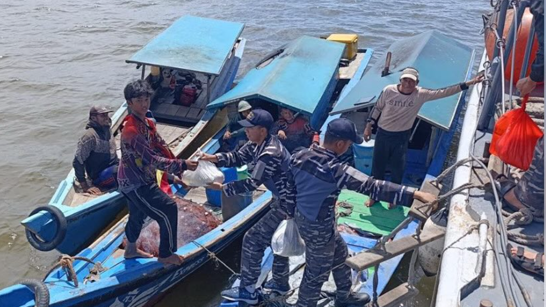 Personel Kodaeral XII menggunakan KRI Siribua-859 untuk menyalurkan bantuan sembako secara langsung kepada nelayan di tengah laut guna mendukung program ketahanan pangan maritim. (Dok. Instagram/@kodaeral_xii)