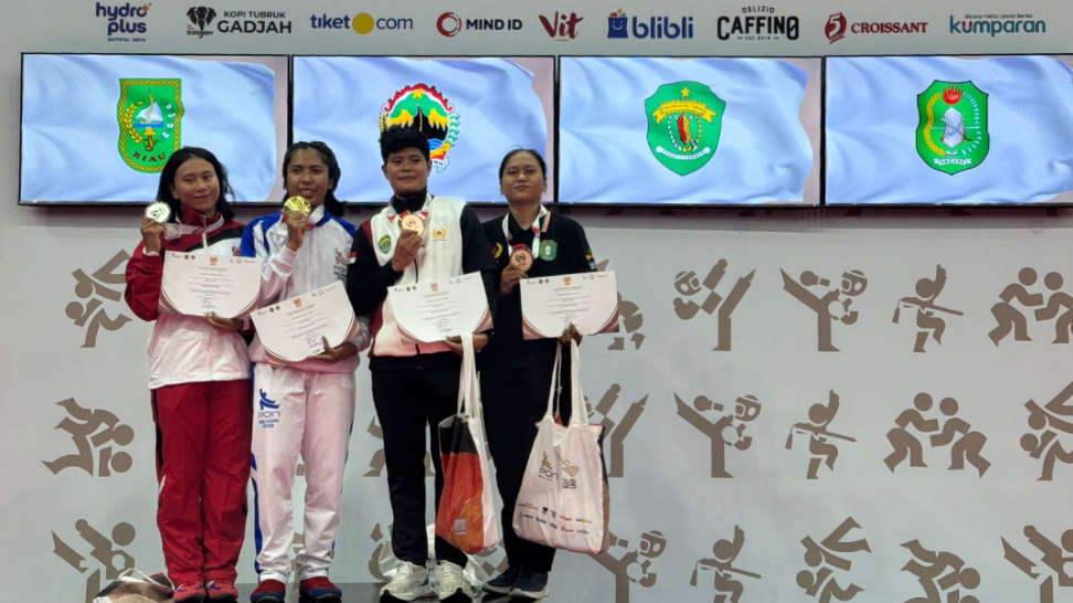 Atlet Sambo Kalbar, Kristina, menunjukkan medalinya setelah bertanding di kelas Combat Putri 59 Kg pada ajang PON Beladiri 2025. (Dok. HO/Faktakalbar.id)