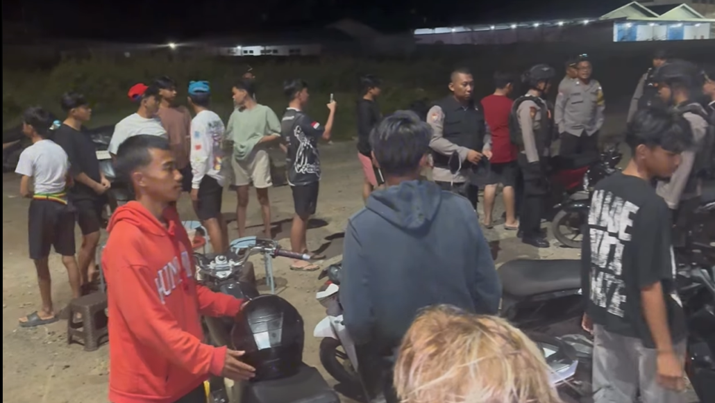 Petugas kepolisian dari Polres Mempawah sedang memeriksa sejumlah sepeda motor dengan knalpot brong hasil penertiban balap liar di Jalan Patoka, Sungai Pinyuh. (Dok. Polres Mempawah)