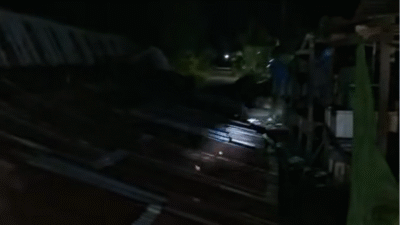 Kondisi bangunan Pasar Ikan Rantau Panjang di Kayong Utara yang ambruk dan telah lama ditinggalkan oleh para pedagang. (Dok. Ist)