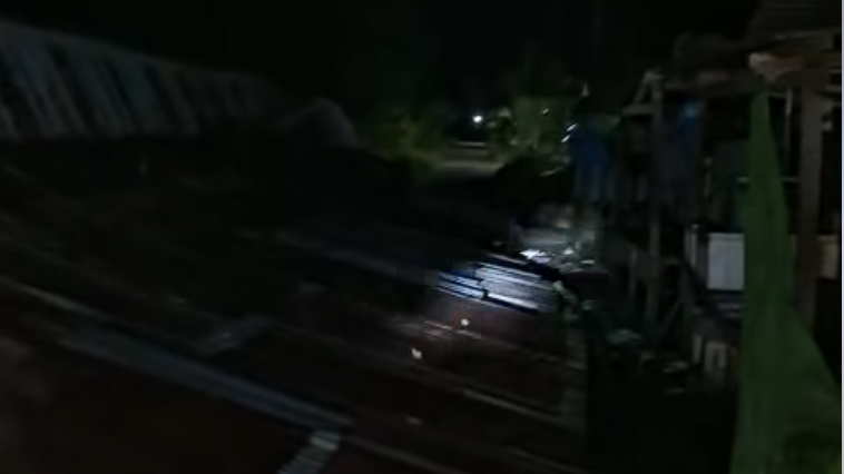 Kondisi bangunan Pasar Ikan Rantau Panjang di Kayong Utara yang ambruk dan telah lama ditinggalkan oleh para pedagang. (Dok. Ist)