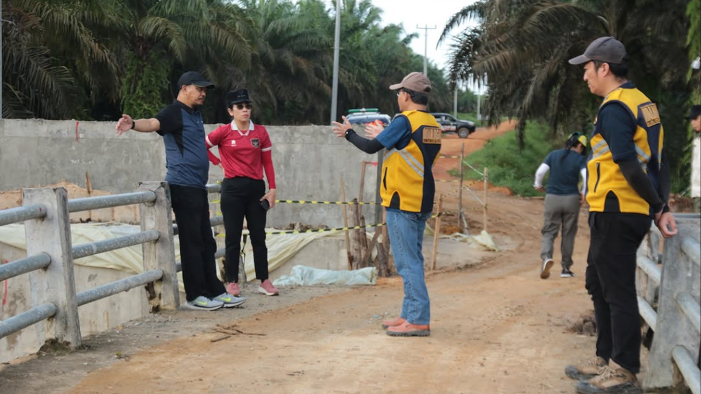 Wali Kota Singkawang, Tjhai Chui Mie, didampingi staf saat meninjau salah satu lokasi proyek pembangunan infrastruktur di Kota Singkawang. (Dok. Instagram/@prokopimsingkawang)