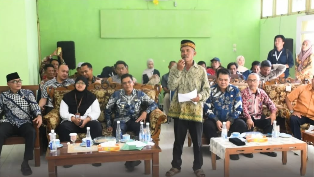 Warga Transmigrasi Tanjung Satai Terima 472 Sertipikat Tanah dari Pemkab Kayong Utara. (Dok. Instagram/@prokopim_kayongutara)