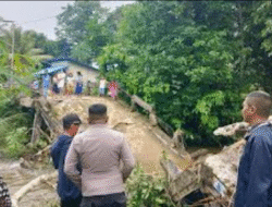 Jembatan Roboh di Sekadau Isolasi Tiga Desa, Warga Diimbau Waspada