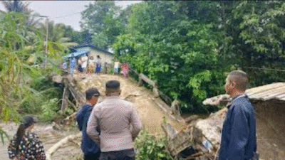 Kondisi jembatan yang roboh di Dusun Landau Mentawak, Desa Pantok, Kabupaten Sekadau, akibat diterjang arus sungai setelah hujan deras. (Dok. Ist)