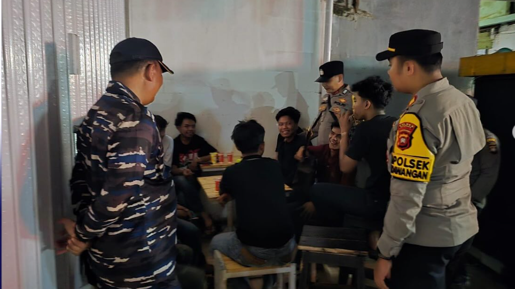 Aparat gabungan dari TNI AL, Polri, Koramil, dan Satpol PP saat apel persiapan sebelum melaksanakan patroli mitigasi di Kecamatan Kendawangan, Kabupaten Ketapang. (Dok. Instagram/@kodaeral_xii)