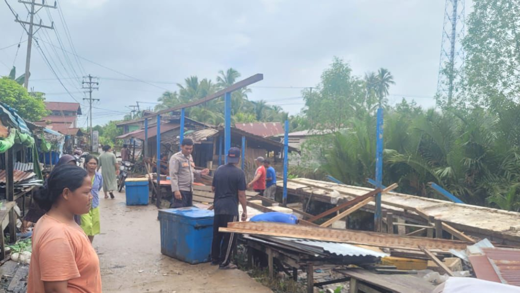 Kondisi puing-puing bangunan Pasar Ikan Desa Rantau Panjang di Kayong Utara yang ambruk pada Minggu malam. (Dok. HO/Faktakalbar.id)