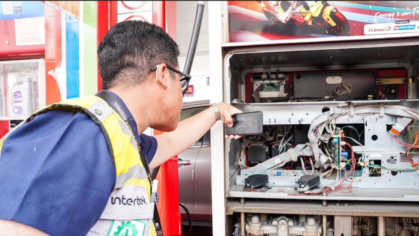 Petugas SPBU Pertamina sedang melayani konsumen dengan standar operasional yang diawasi dan diaudit oleh lembaga independen internasional. (Dok. Pertamina)