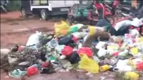 Tumpukan sampah yang menggunung dan menimbulkan bau tak sedap di area Pasar Tradisional Markasan, Nanga Pinoh, Melawi. (Dok. Ist)