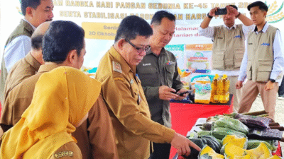 Suasana Gerakan Pangan Murah (GPM) yang digelar Pemkab Kapuas Hulu dalam rangka peringatan Hari Pangan Sedunia (HPS) ke-45 di Putussibau. (Dok. Instagram/@prokopim.kapuashulu)