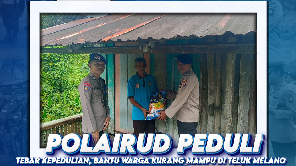 Personel KP VI-10-10 Teluk Melano menyerahkan bantuan sosial berupa beras kepada Budi, salah satu warga kurang mampu di Desa Teluk Melano. (Dok. Instagram/@ditpolairudkalbar)