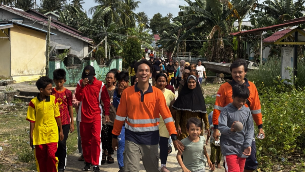 Suasana pemeriksaan kesehatan gratis program DIB Care oleh tenaga medis kepada warga di Pulau Meledang, Desa Pelapis, Kabupaten Kayong Utara. (Dok. HO/Faktakalbar.id)