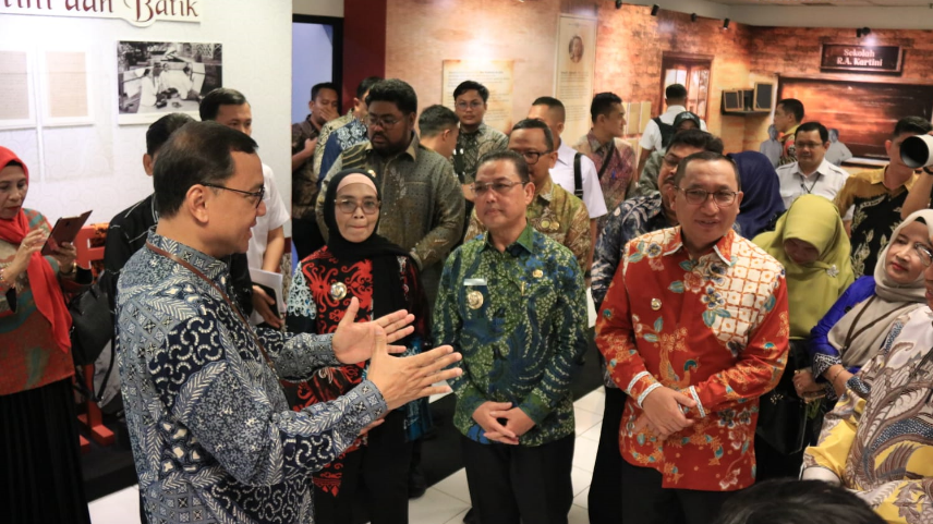 Gubernur Kalimantan Barat Ria Norsan (kiri) menerima penghargaan peringkat ketiga nasional penyelenggaraan kearsipan dari Kepala ANRI Mego Pinandito (kanan) di Gedung ANRI, Jakarta. (Dok. HO/Faktakalbar.id)