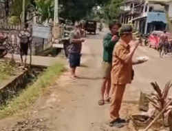 Protes Jalan Rusak, Warga Toho Mempawah Gelar Aksi Adat Pamabakng