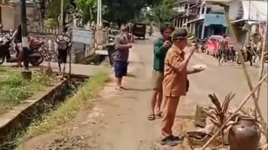 Suasana aksi adat pemasangan 'pamabakng' oleh warga Toho Ilir, Kabupaten Mempawah, sebagai bentuk protes terhadap perusahaan. (Dok. Ist)