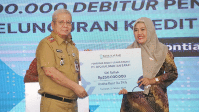 Sekda Kalbar, Harisson (kiri) dalam acara Akad Massal KUR di Pontianak. (Dok. Bank Kalbar)