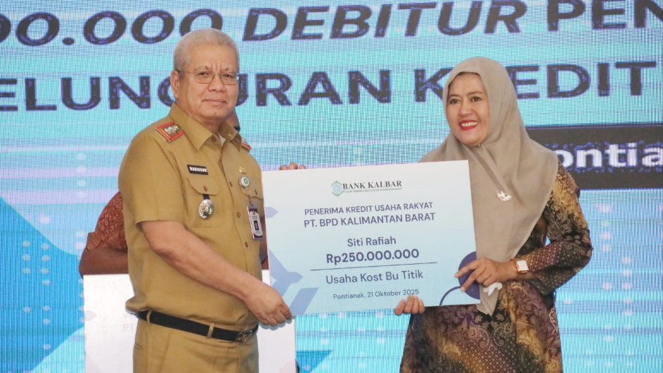 Sekda Kalbar, Harisson (kiri) dalam acara Akad Massal KUR di Pontianak. (Dok. Bank Kalbar)