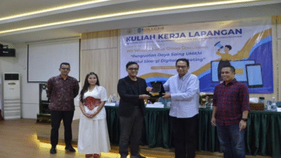 Direktur Kepatuhan Bank Kalbar, Al Amin, memberikan sambutan dalam kegiatan Kuliah Kerja Lapangan (KKL) Magister Akuntansi Untan yang melatih UMKM binaan Bank Kalbar. (Dok. Bank Kalbar)
