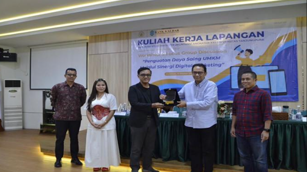Direktur Kepatuhan Bank Kalbar, Al Amin, memberikan sambutan dalam kegiatan Kuliah Kerja Lapangan (KKL) Magister Akuntansi Untan yang melatih UMKM binaan Bank Kalbar. (Dok. Bank Kalbar)