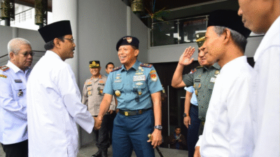 Komandan Kodaeral XII Laksda TNI Sawa (kiri) bersama Menteri Sosial Saifullah Yusuf (kanan) saat menghadiri Dialog Pilar-Pilar Sosial dan Sekolah Rakyat di Kantor Gubernur Kalbar. (Dok. Dispen Kodaeral XII)