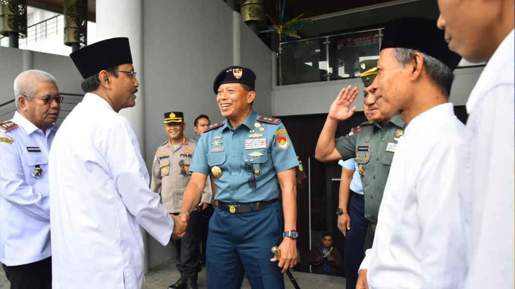 Komandan Kodaeral XII Laksda TNI Sawa (kiri) bersama Menteri Sosial Saifullah Yusuf (kanan) saat menghadiri Dialog Pilar-Pilar Sosial dan Sekolah Rakyat di Kantor Gubernur Kalbar. (Dok. Dispen Kodaeral XII)