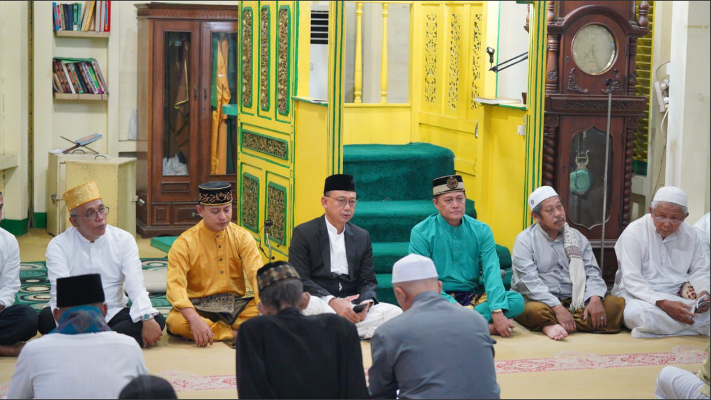 Wali Kota Pontianak Edi Rusdi Kamtono dan Sultan Pontianak Sultan Syarif Mahmud Melvin Alkadrie saat menghadiri doa bersama Hari Jadi ke-254 Pontianak di Masjid Jami’. (Dok. HO/Faktakalbar.id)