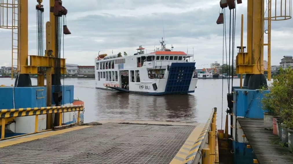 Suasana aktivitas di Kapal Ferry KMP Jembatan Kapuas yang melayani rute penyeberangan Bardan–Siantan di Pontianak. (Dok. HO/Faktakalbar.id)