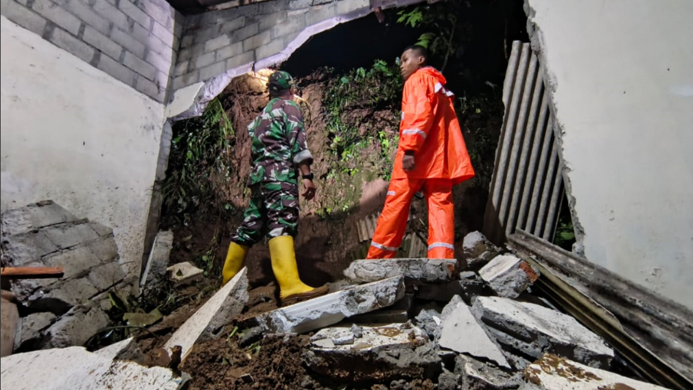 Peristiwa tanah longsor terjadi pada Rabu (22/10) pukul 12.00 WIB di Desa Tulungrejo, Kecamatan Gandusari, Kabupaten Blitar, mengakibatkan kerusakan pada rumah warga, fasilitas umum, dan infrastruktur jalan di beberapa desa (Dok. BPBD kabupaten Blitar)