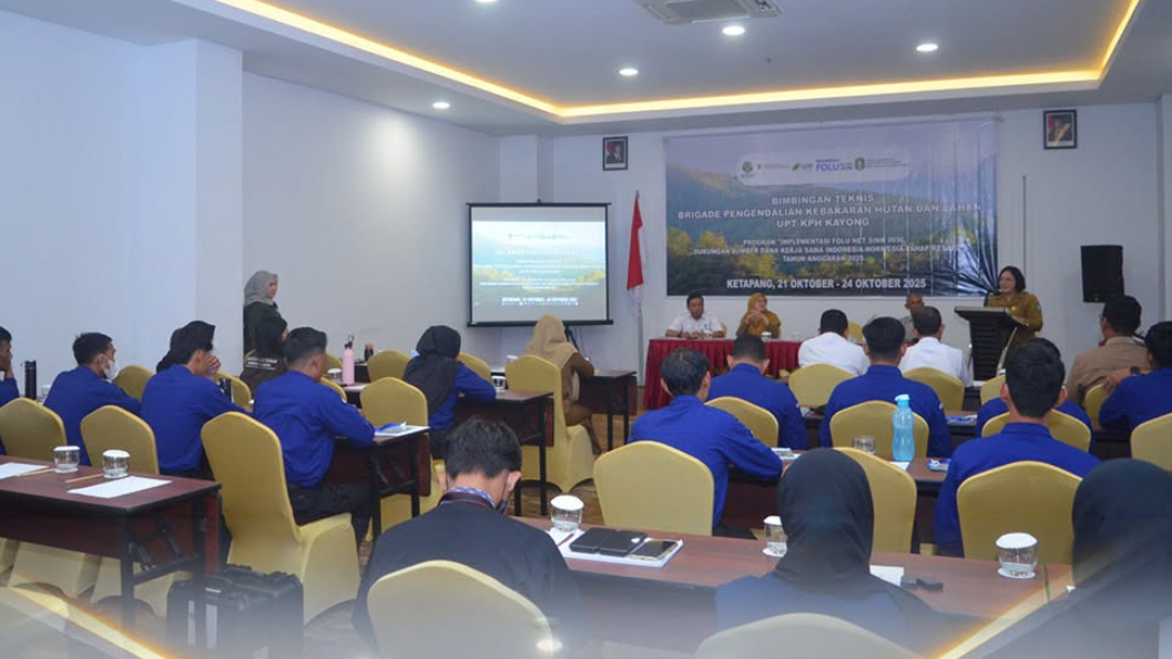 Peserta Bimbingan Teknis (Bimtek) Brigade Dalkarhutla UPT KPH Wilayah Kayong saat sesi pembekalan materi di Hotel Grand Zuri Ketapang. (Dok. Instagram/@dislhkkalbar)