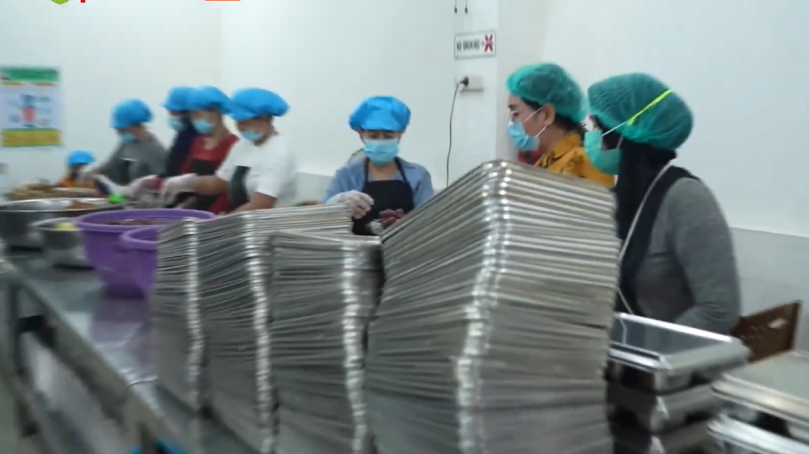 Wakil Bupati Sanggau, Susana Herpena, saat melakukan sidak di dapur SPPG Yayasan Pendidikan Pelita Kasih Merryt yang ditemukan membuang limbah ke sungai. (Dok. Diskominfo Sanggau)