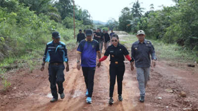Wali Kota Singkawang Tjhai Chui Mie didampingi Wakil Wali Kota Muhammadin saat meninjau progres peningkatan Jalan Colongkong/Jalan Bhayangkara. (Dok. Prokopim Singkawang)