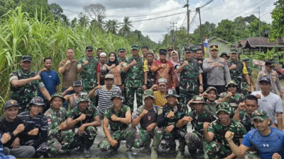 Personel Posal Sungai Kakap saat memberikan imbauan keselamatan (Life Jacket) kepada nelayan dan awak kapal di Dermaga Sungai Kakap. (Dok. Kodaeral XII)