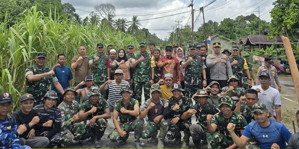Personel Posal Sungai Kakap saat memberikan imbauan keselamatan (Life Jacket) kepada nelayan dan awak kapal di Dermaga Sungai Kakap. (Dok. Kodaeral XII)