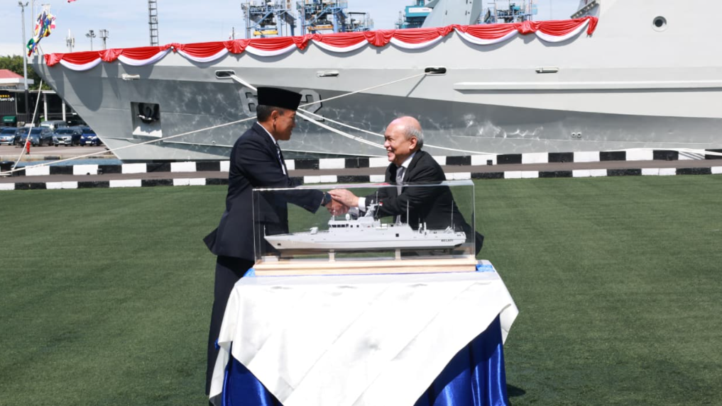 Wamenhan Donny Ermawan Taufanto dan Kasal Laksamana TNI Muhammad Ali menyaksikan serah terima KRI Belati-622 di Mako Kolinlamil, Jakarta. (Dok. Kemhan RI)