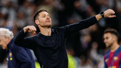 Pelatih Real Madrid Xabi Alonso memberikan arahan saat pertandingan El Clasico melawan Barcelona di Santiago Bernabeu. (Dok. Instagram/@realmadrid)