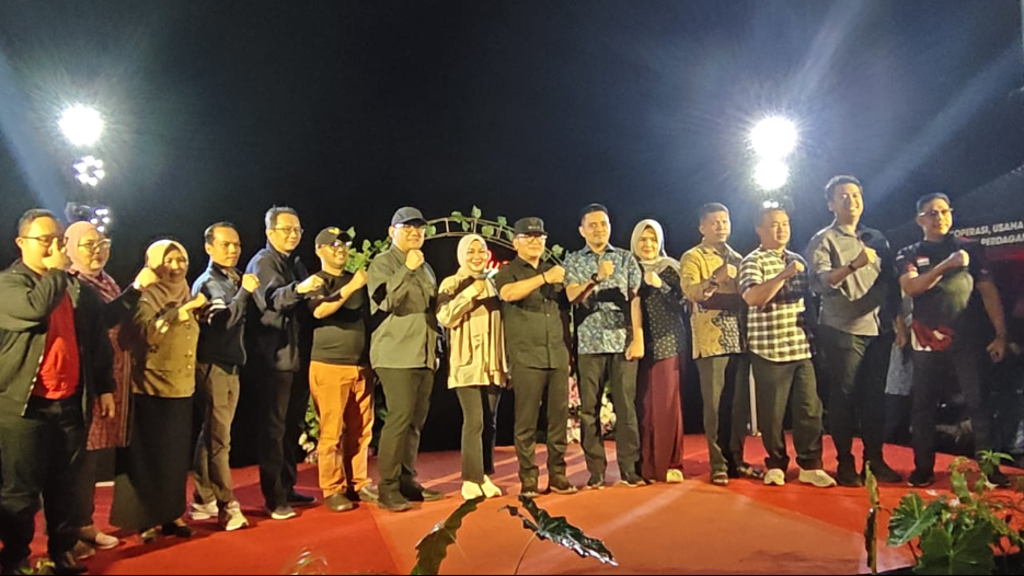 Direktur Kepatuhan Bank Kalbar R.S.M AL Amin bersama Bupati Kubu Raya Sujiwo (kanan) saat meninjau Ruang Publik DERMARAJA usai peresmian. (Dok. Ist)