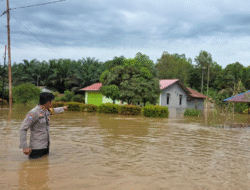 Bhabinkamtibmas Cek Warga Terdampak Banjir di Marau, Polsek: Pastikan Kondisi Aman
