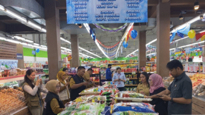 Tim Satgas Pangan Kalbar sedang melakukan inspeksi harga beras premium di rak sebuah ritel modern. (Dok. HO/Faktakalbar.id)