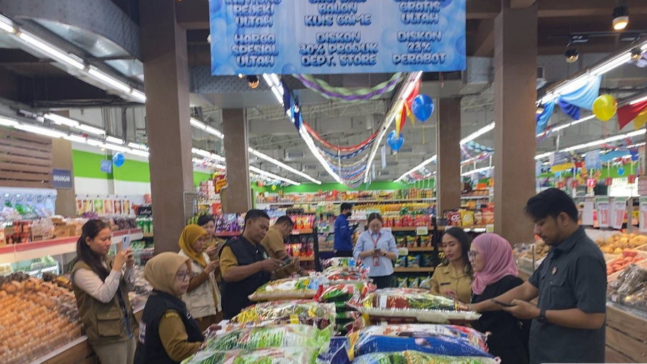 Tim Satgas Pangan Kalbar sedang melakukan inspeksi harga beras premium di rak sebuah ritel modern. (Dok. HO/Faktakalbar.id)
