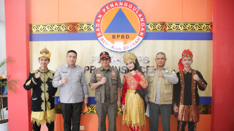 Kepala BNPB Letjen TNI Suharyanto memberikan arahan saat Rapat Koordinasi (Rakor) penanganan bencana se-Provinsi Aceh di Kantor Gubernur Aceh. (Dok. BNPB)