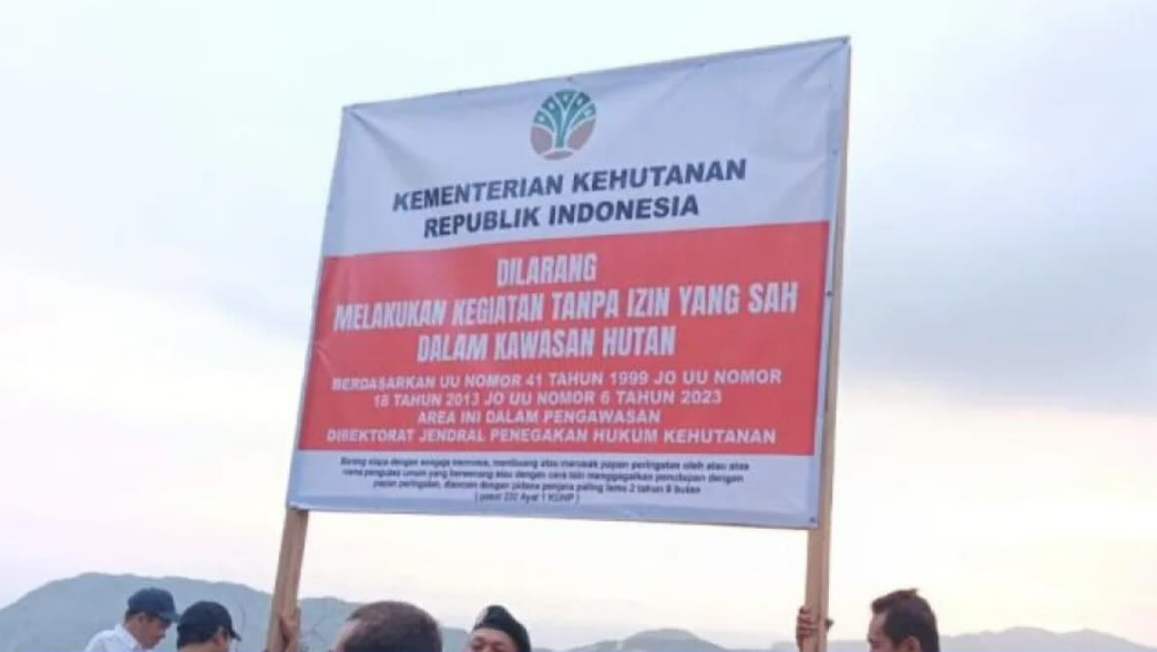 Petugas Balai Gakkumhut Jabalnusra melakukan penelusuran lapangan di lokasi tambang ilegal dekat Sirkuit Mandalika. (Dok. Ist)