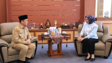 Gubernur Kalbar Ria Norsan menerima kunjungan pamitan dari mantan Kajati Kalbar Ahelya Abustam di Ruang Kerja Gubernur, Selasa (28/10/2025). (Dok. Biro Adpim Kalbar)