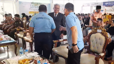 Asisten Sekda Syamsul Islami saat memberikan sambutan atau membuka secara resmi Festival Literasi 2025 yang digelar Diarpusda di Gedung Pancasila. (Dok. Ist)