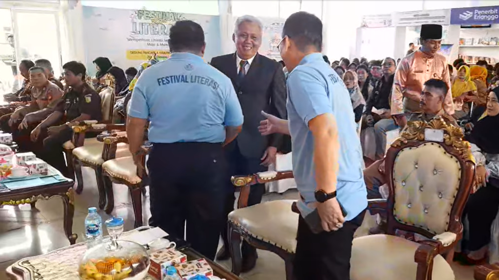 Asisten Sekda Syamsul Islami saat memberikan sambutan atau membuka secara resmi Festival Literasi 2025 yang digelar Diarpusda di Gedung Pancasila. (Dok. Ist)