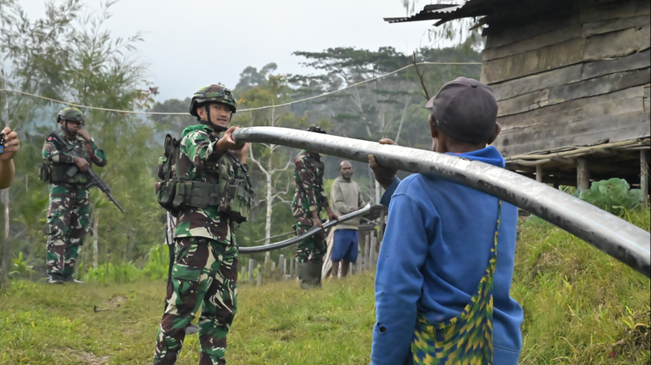 Prajurit TNI dari Satgas Swasembada Yonif 751/VJS membangun jalur pipanisasi air bersih untuk masyarakat di Kampung Bulangkop, Papua Pegunungan. (Dok. Kemhan RI)